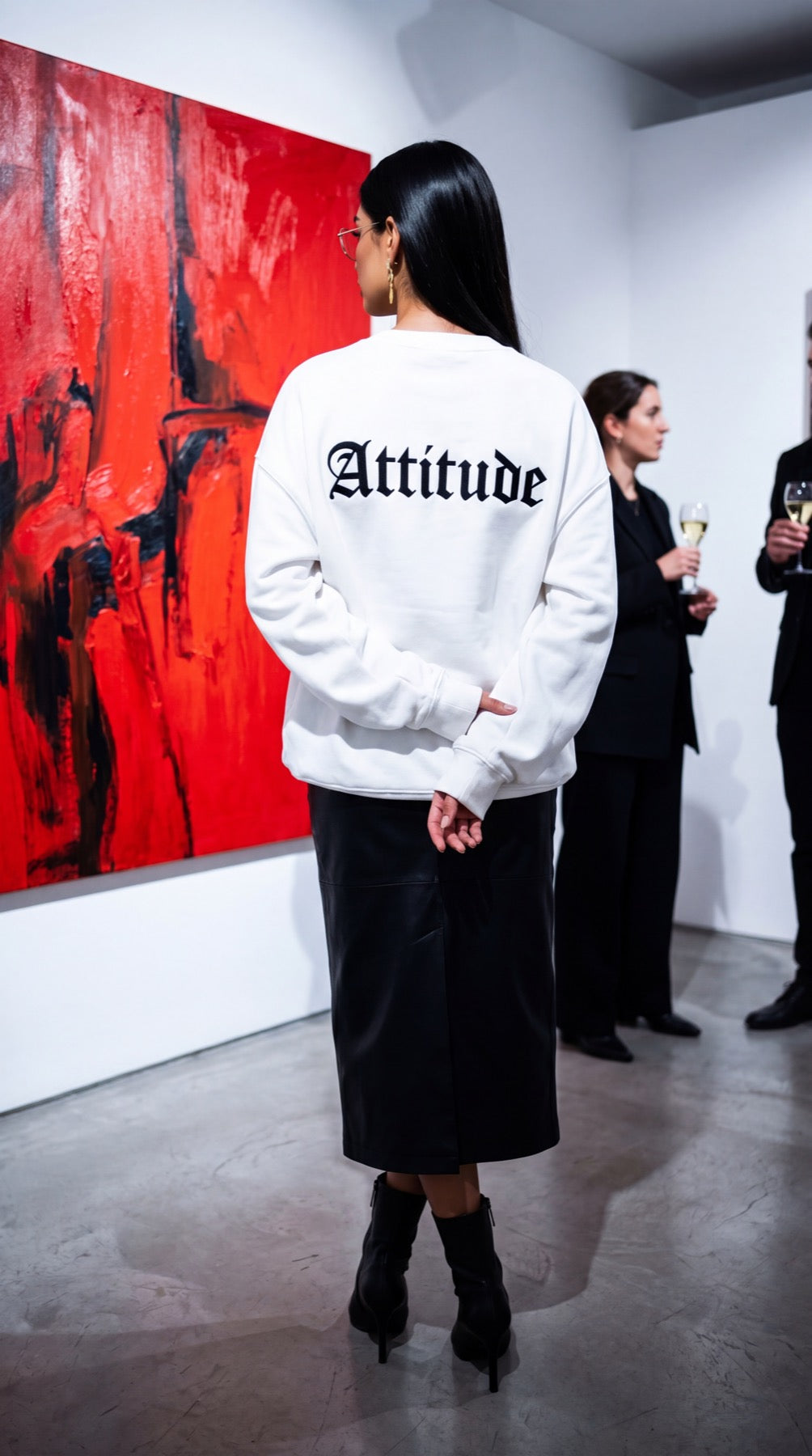 Pull Attitude blanc lors d'un vernissage dans une galerie d'art
