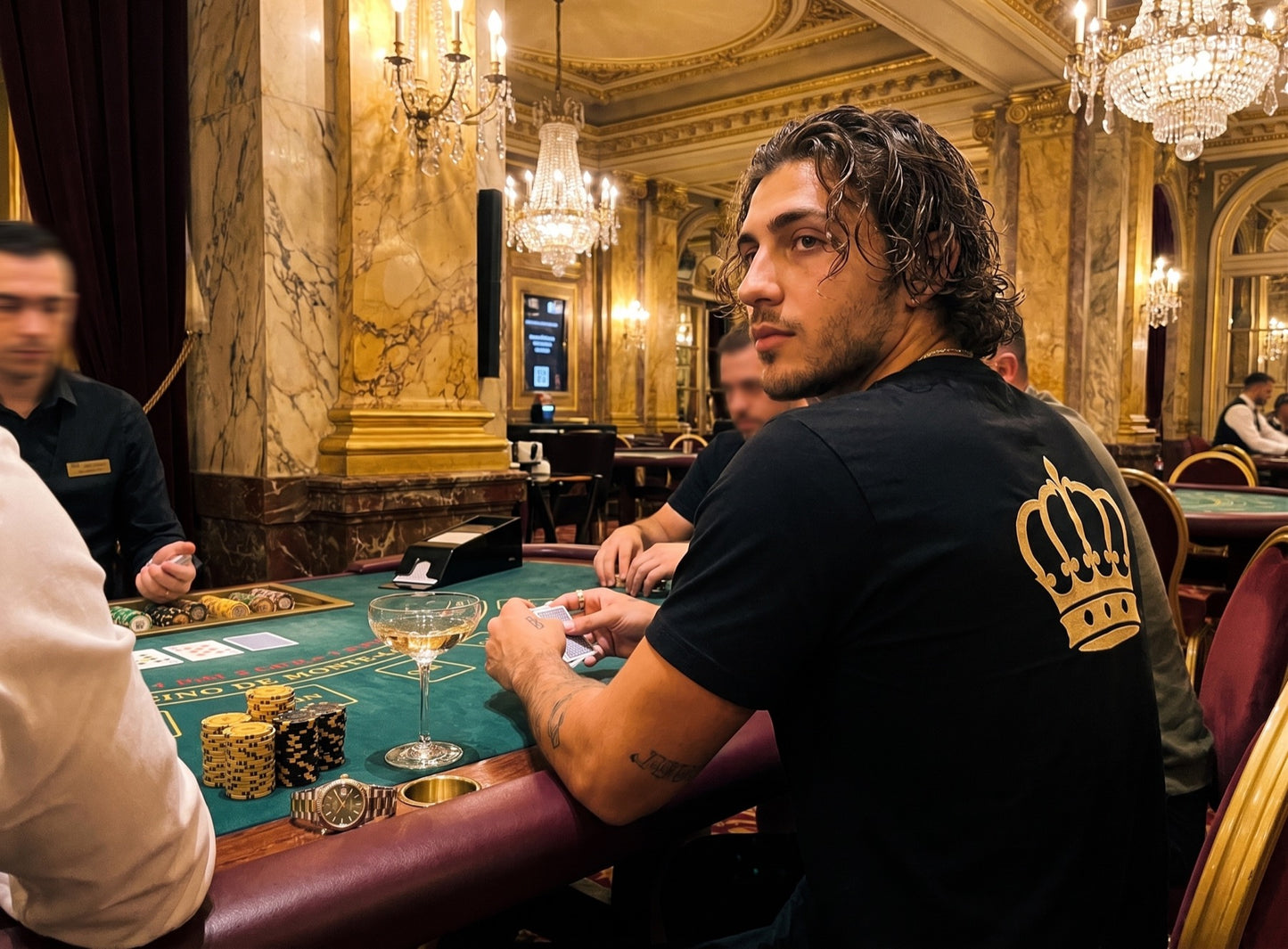 T-shirt Attitude noir couronne dorée au casino de Monte-Carlo