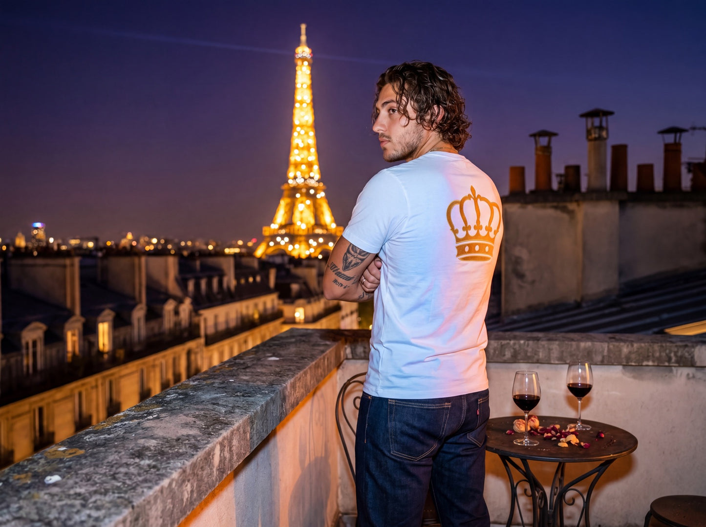 T-shirt blanc couronne dorée sur terrasse parisienne face à la Tour Eiffel