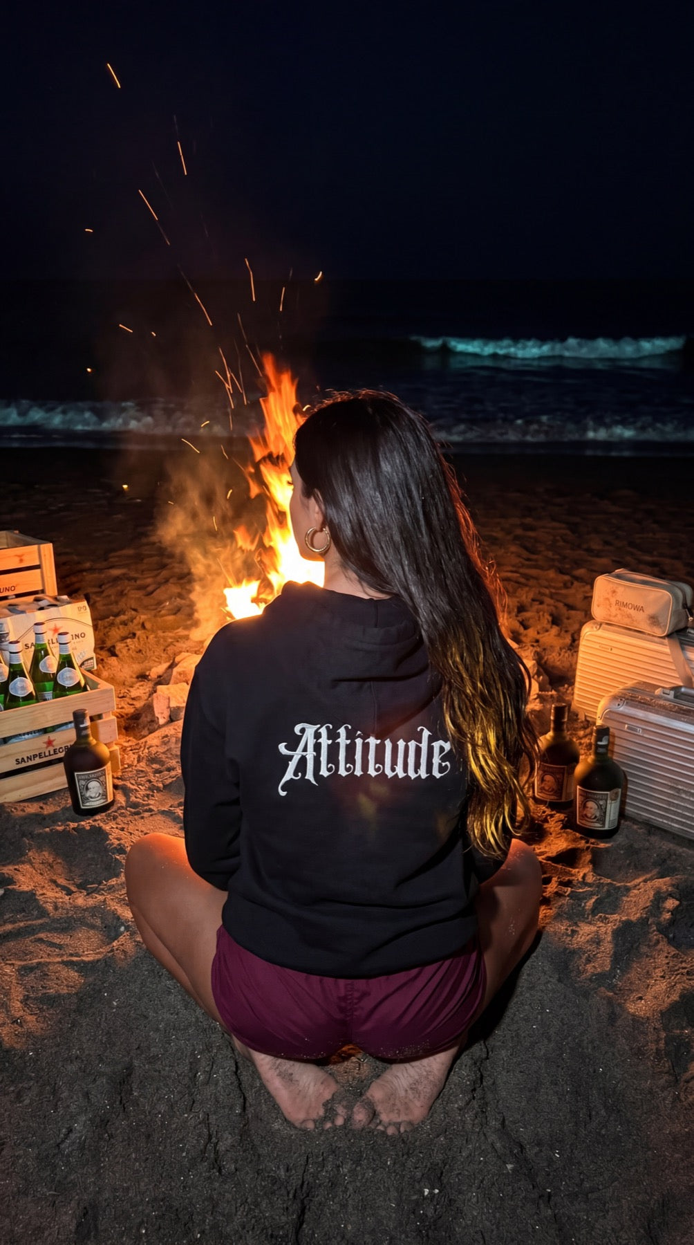 Sweat à capuche noir Attitude capuche relevée, style urbain premium
