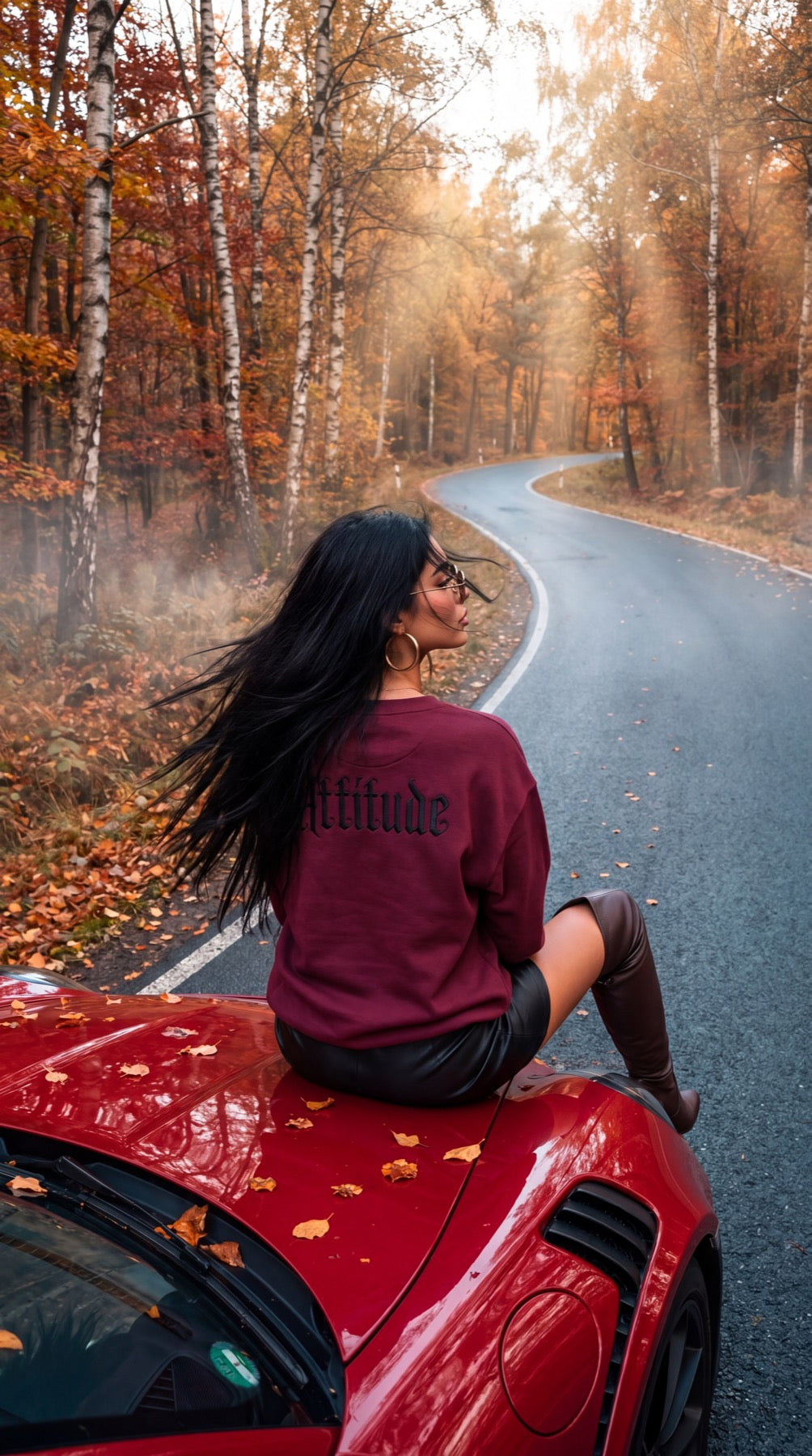 Pull bordeaux Attitude sur capot de Ferrari en automne